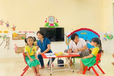 Cân đo và khám sức khoẻ cho trẻ đầu năm học 2025-2026
